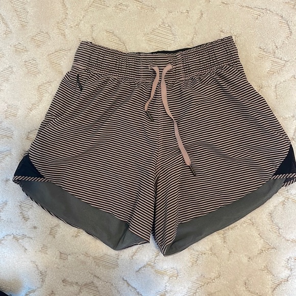 Lululemon Go the Distance Reversible Short - Picture 4 of 9